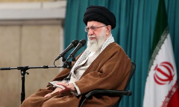 رهبر انقلاب: هر ملتی حق دارد از کشور و خاک خود در مقابل متجاوز دفاع کند رهبر انقلاب: هر ملتی حق دارد از کشور و خاک خود در مقابل متجاوز دفاع کند