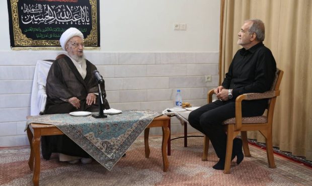 پزشکیان در قم با آیت‌الله مکارم شیرازی دیدار کرد