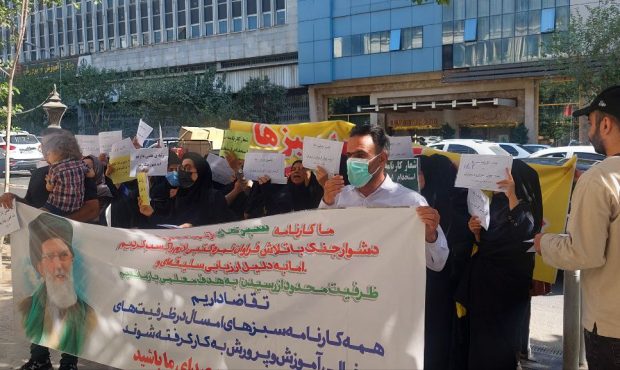 تجمع داوطلبان آزمون استخدامی آموزش و پرورش ۱۴۰۴ در اعتراض به نتایج نبود تکمیل ظرفیت