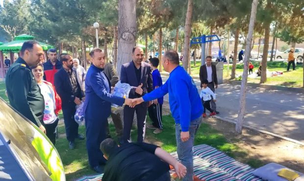 اقدام نوآورانه شهرداری نصیرشهر در اهدای لوازم فرهنگی، تفریحی و ورزشی به مردم در روز طبیعت
